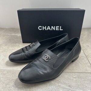 CHANEL Elegant Black Slip-On Loafers